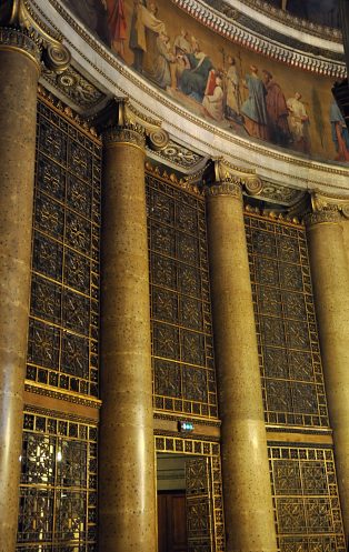 Déambulatoire droit avec la frise et la porte de la sacristie des Messes