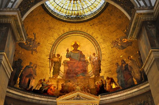 Le Christ en majesté entouré d'anges dans la voûte peinte par François Picot