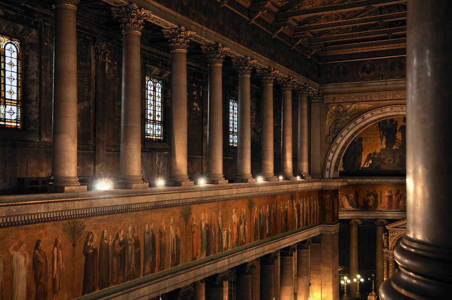 Les tribunes et la frise des saints et des saintes en marche vers le chœur