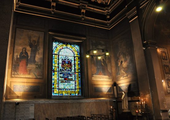 Le côté gauche de la chapelle de la Vierge avec son vitrail  moderne