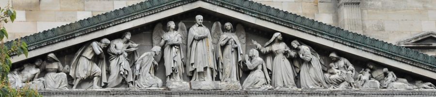 Une belle sculpture en ronde–bosse, dédiée à la Glorification de saint Vincent de Paul, meuble le tympan de la façade.