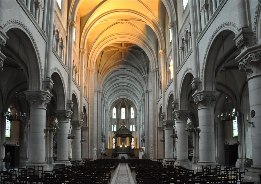 Vue d'ensemble de la nef de l'église Saint-Ambroise