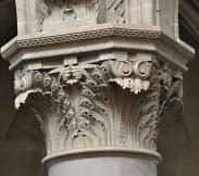 Chapiteau à thème floral dans la nef