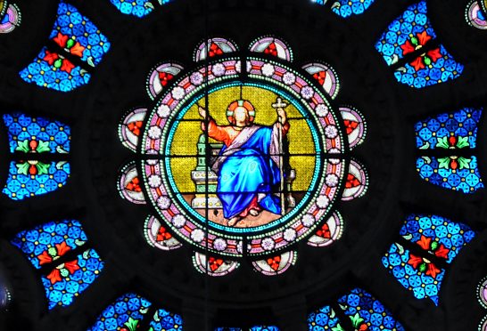 Le Sacré–Cœur dans le médaillon central de la rose de la chapelle Saint–Ambroise