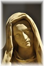 La Vierge dans la Piéta du monument aux morts
