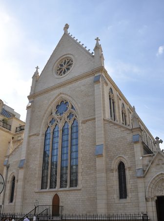 La façade qui donne sur la rue Cortembert