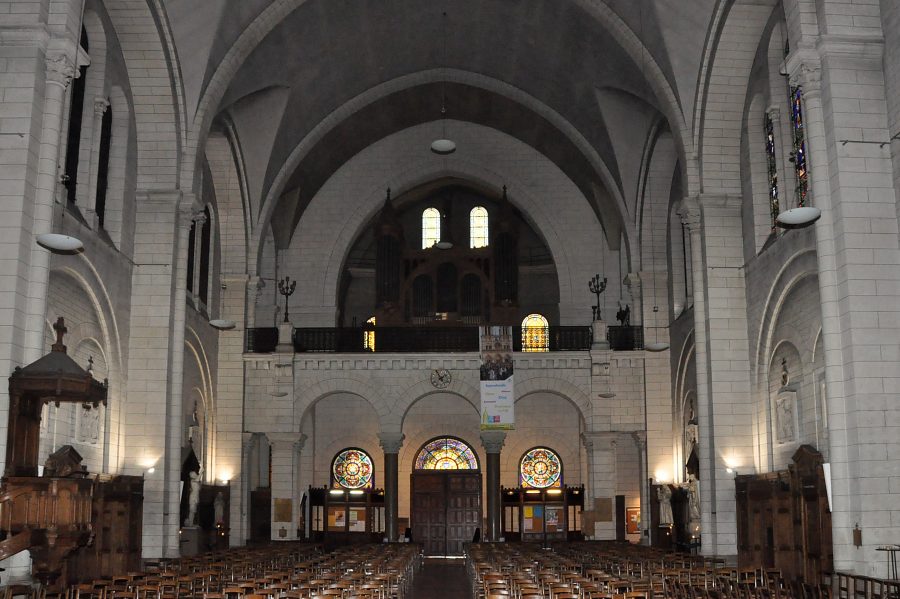 La nef et l'orgue de tribune vus du chœur