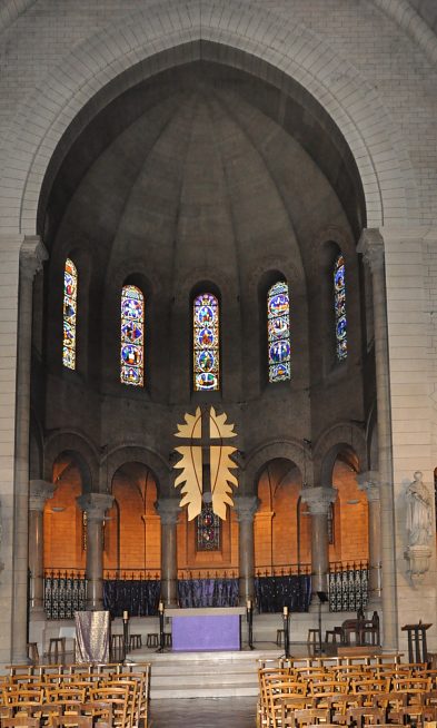 Le chœur néoroman de l'église Saint-Charles-de-Monceau.