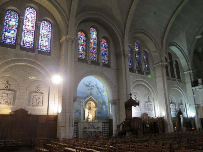 Élévations droites de la nef avec l'autel Saint-Joseph.