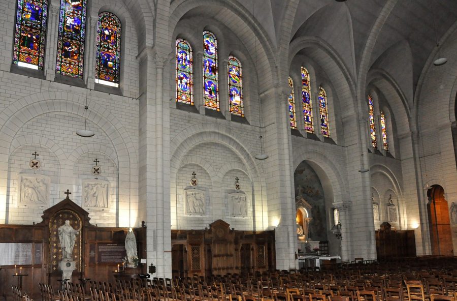 Le côté gauche de la nef et ses chapelles latérales.