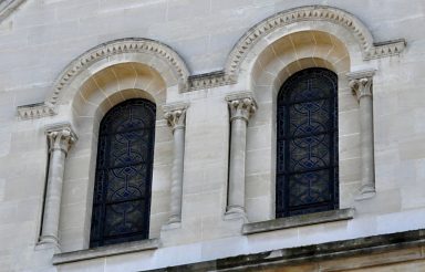 Fenêtres néoromanes en plein cintre dans le haut de la façade.