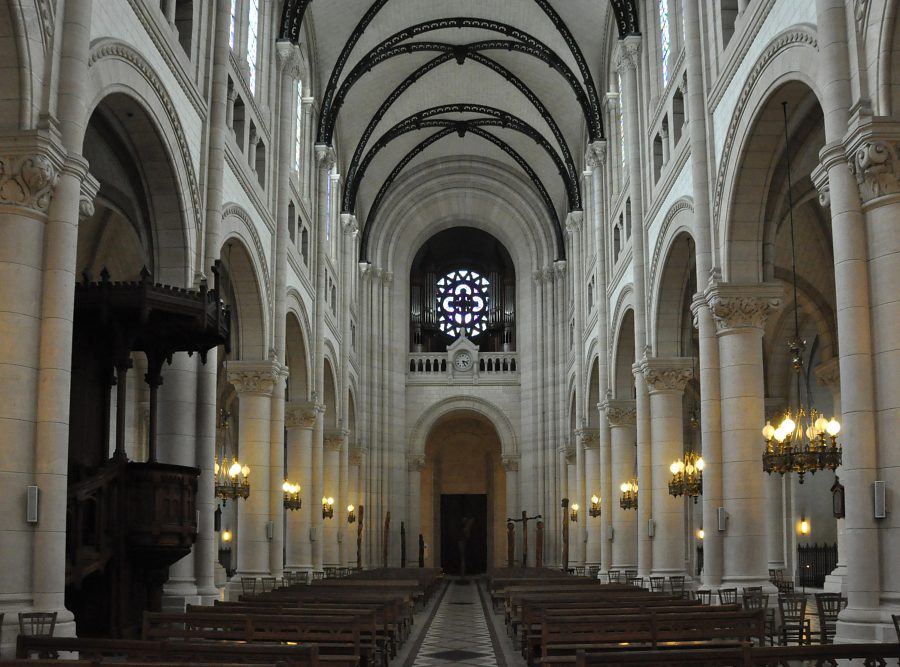 La nef et l'orgue de tribune vus depuis le chœur