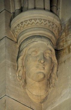 Culot à tête de femme dans une chapelle latérale