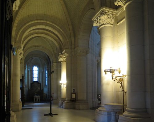 Vue du narthex. Au fond le baptistère.