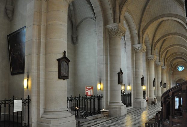 Le bas–côté droit et sa suite de chapelles latérales