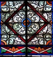 Décor géométrique d'un vitrail de la nef