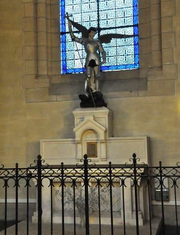 L'autel de la chapelle latérale Saint-Georges