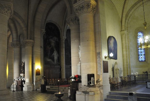 Le déambulatoire de l'église Notre–Dame–de–la–Croix est un couloir.