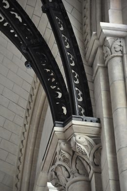 Les arcs–doubleaux en fonte reposent sur des chapiteaux stylisés