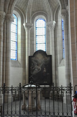 Le baptistère dans le narthex 