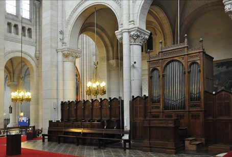 Les stalles et l'orgue dans le chœur