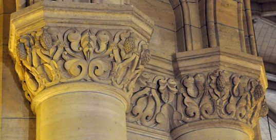 Chapiteaux stylisés à thème de feuilles et de fruits