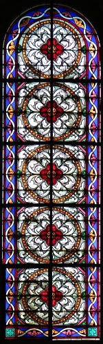 Vitrail à motifs géométriques dans la nef