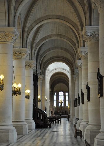 Le bas-côté droit conduit à la chapelle absidiale