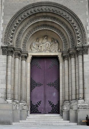Le portail central est de style néoroman.
