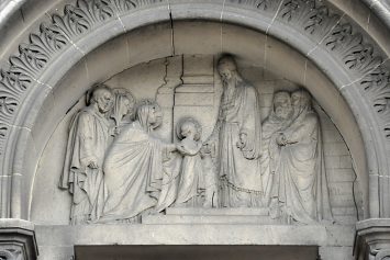 Tympan du portail gauche : «La Présentation de la Vierge  au temple»