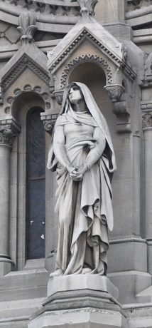 Statue de la Vierge sur la façade