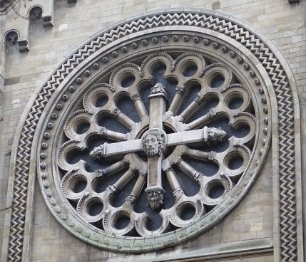 La rose du transept gauche est ornée d'une tête de Christ