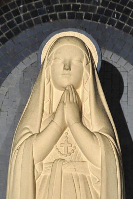Statue de la Vierge par Henri Rousseau, partiel Statue de la Vierge par Henri Rousseau, partiel