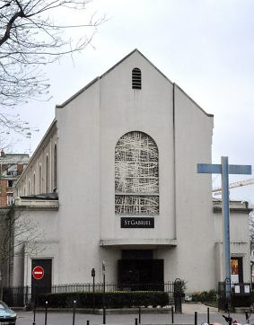 La faade, très dépouillée, est ornée  d'une grande verrière.