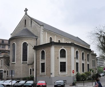 Le chevet de l'église se rapproche du style roman.