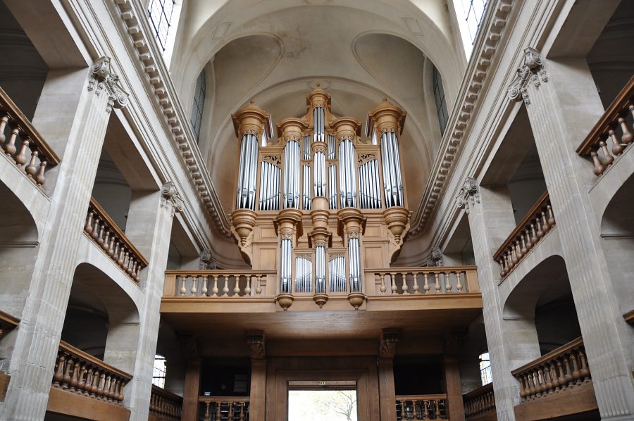 La nef et l'orgue de tribune vus depuis le chœur