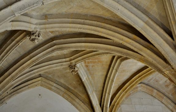 La voûte ogivale du cloître avec ses clés sculptées