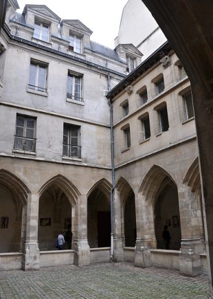 Le cloître et les maisons au–dessus des galeries