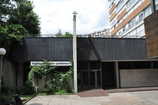 Vue extérieure de l'église et sa façade en béton