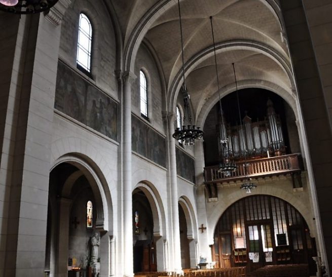 La nef et l'orgue de tribune vus depuis le croisillon gauche du transept