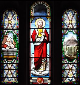 Vitrail dans la chapelle absidiale du Sacré-Cur