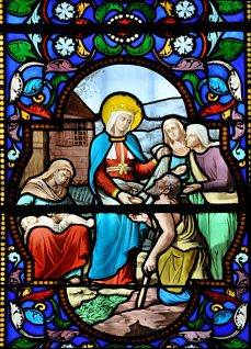 Vitrail dans la nef, vie de sainte Radegonde