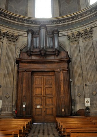  La porte principale et l'orgue 