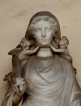 Statue sur la façade