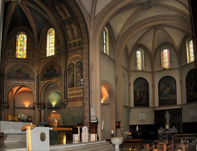 Vue du chœur et de la chapelle du Sacré-Cœur