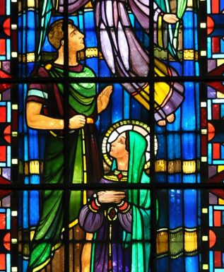 Vue partielle du vitrail de Sainte-Cécile dans la nef