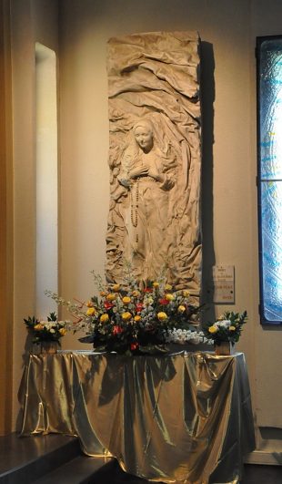 Bas–relief de Notre–Dame de Lourdes
