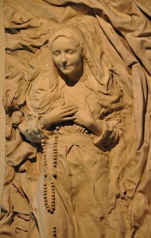 Merveilleuse expression de la Vierge dans le bas–relief de Notre–Dame de Lourdes