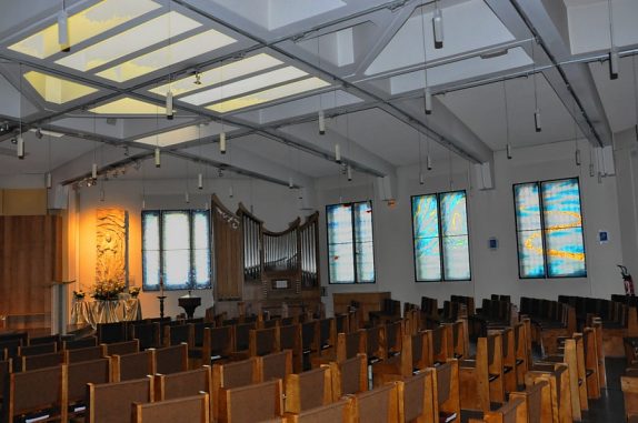 La nef et sa rangée de vitraux