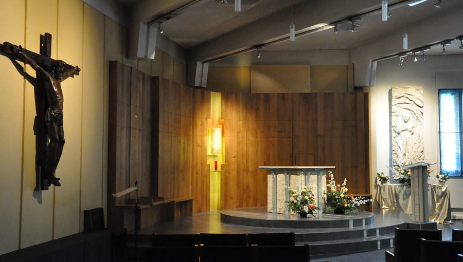 Le chœur de l'église Notre–Dame–de– Lourdes